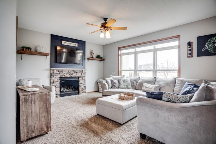 Property Photo:  682 Lynn Court  MN 55328 