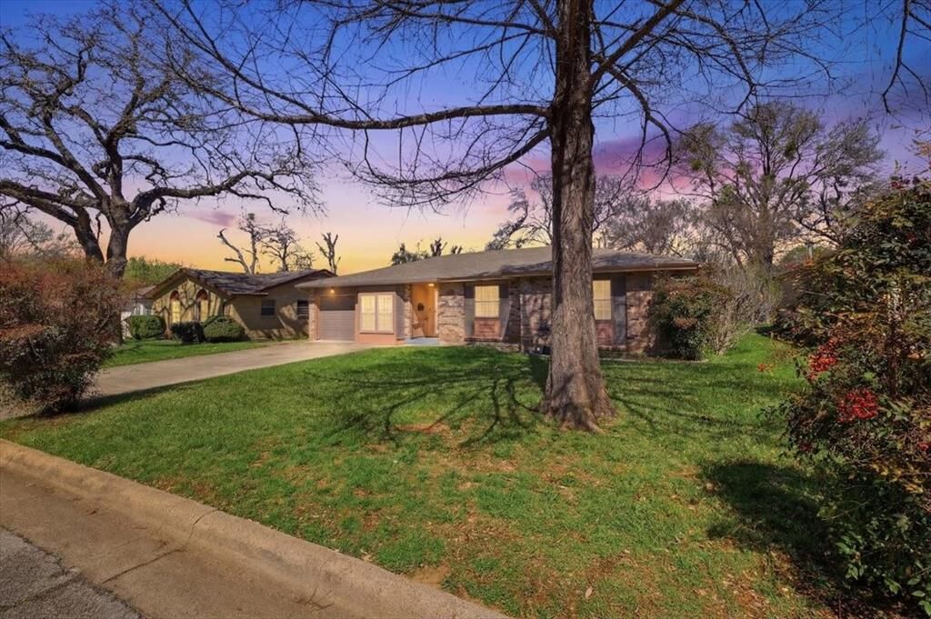 Property Photo:  800 Brownstone Street  TX 76039 