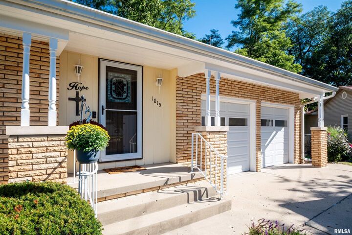 Property Photo:  1815 S Timber Court  IL 61607 