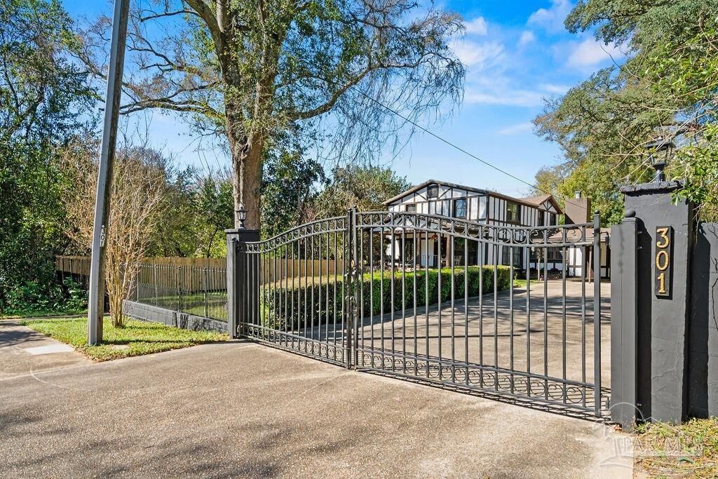 Property Photo:  301 Grandview St  FL 32505 