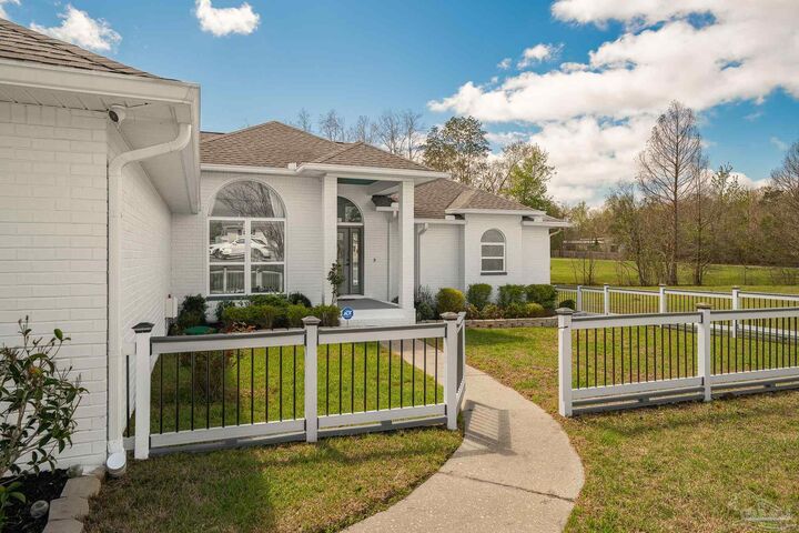 Property Photo: 435 Meander Ln FL 32533