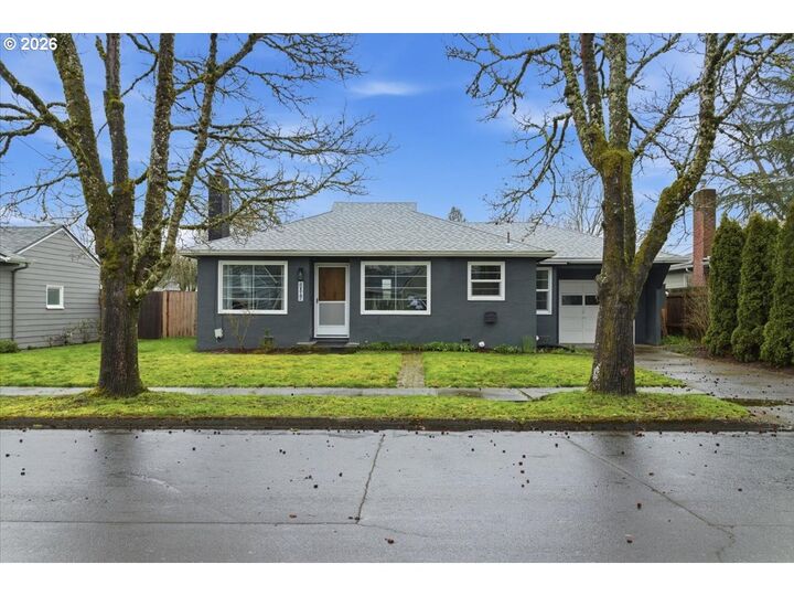 Property Photo:  1084 24th St  OR 97301 