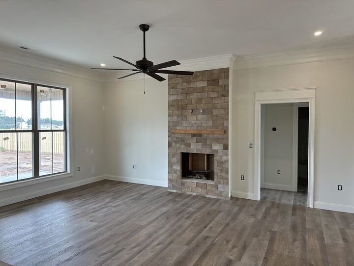 Property Photo:  106 Scarlette Ln  AL 35661 - MUSCLE S 