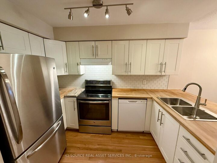 Property Photo:  8 Blue Moon Private  ON K1K 4K6 