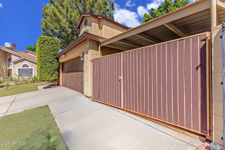 Property Photo: 6131 W Crocus Drive AZ 85306