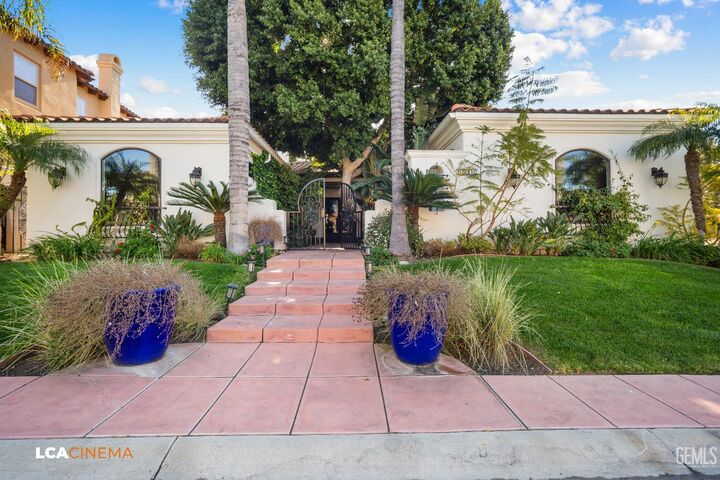 Property Photo:  15001 Colonia De Las Rosas  CA 93306 