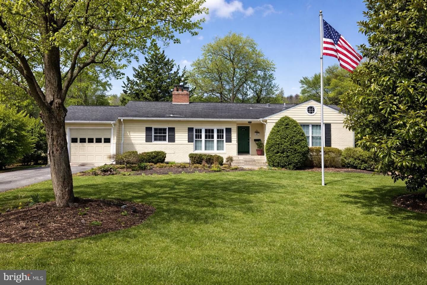 Property Photo:  9220 Forest Haven Drive  VA 22309 