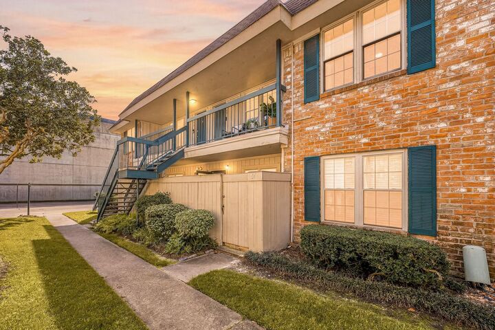 Property Photo: 855 Augusta Drive 54 TX 77057