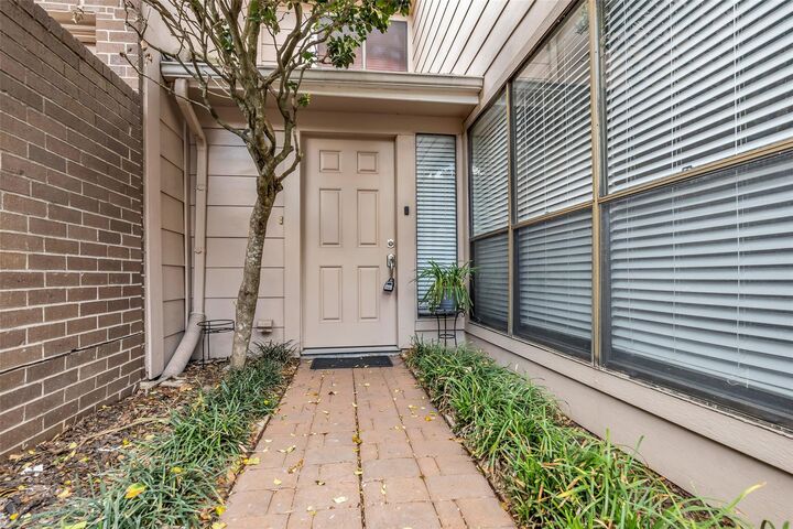 Property Photo:  13740 Hollowgreen Drive 605  TX 77082 