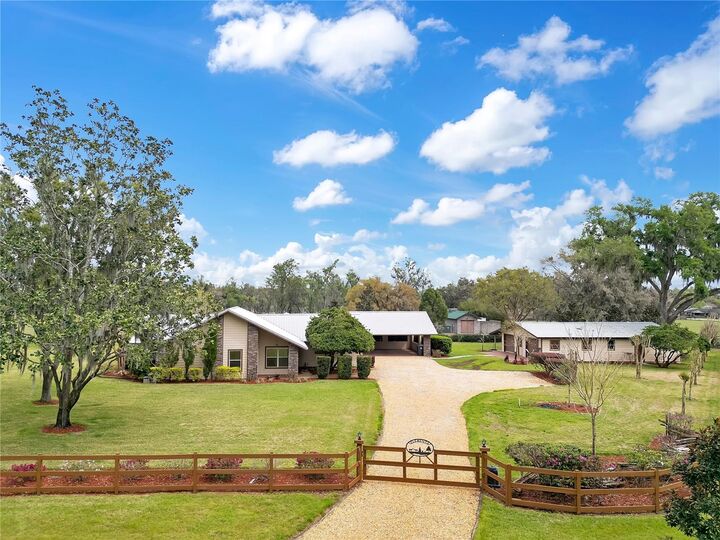 Property Photo:  1401 Buell Court  FL 33567 