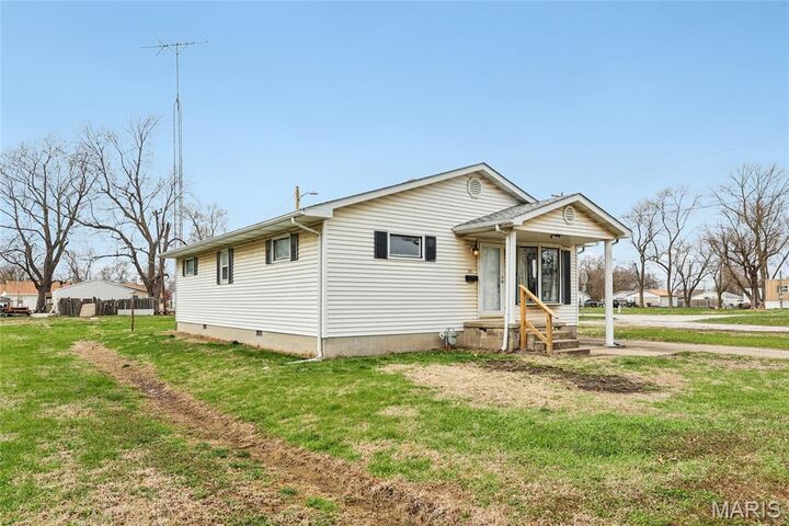 Property Photo:  301 S Clinton Street  IL 62056 