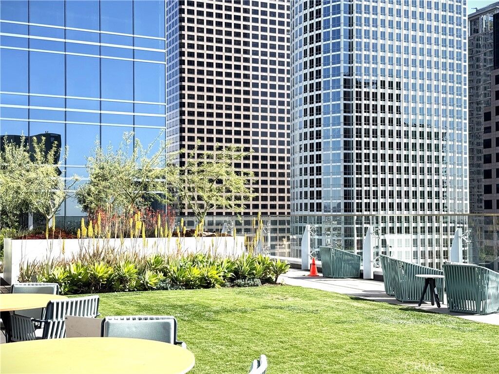 Property Photo:  877 Francisco 517  CA 90017 