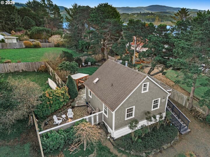 Property Photo: 806 NE Mast Ave OR 97367