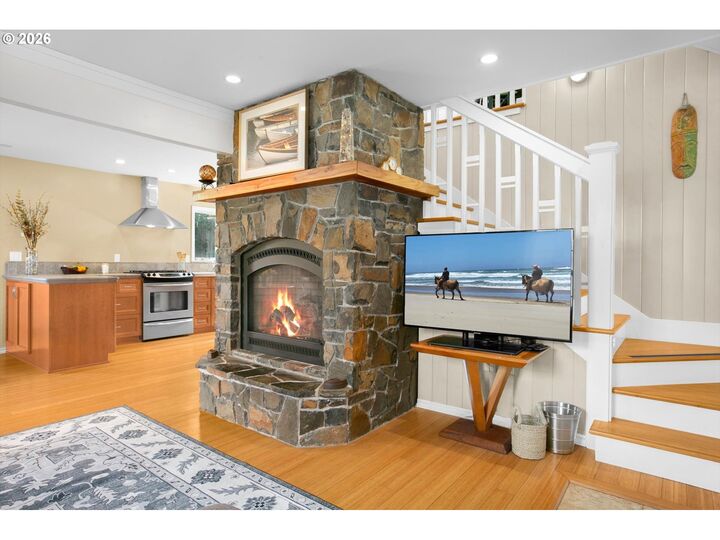 Property Photo:  806 NE Mast Ave  OR 97367 