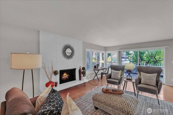 Property Photo:  5249  40th Avenue NE 101  WA 98105 