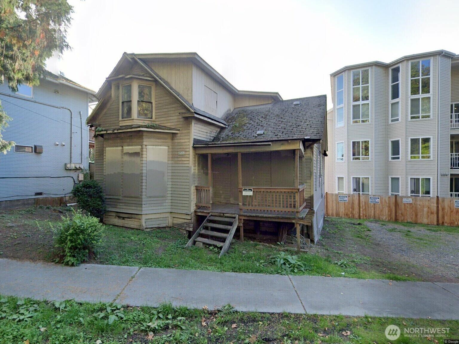 Property Photo:  2531  Gilman Drive W  WA 98199 