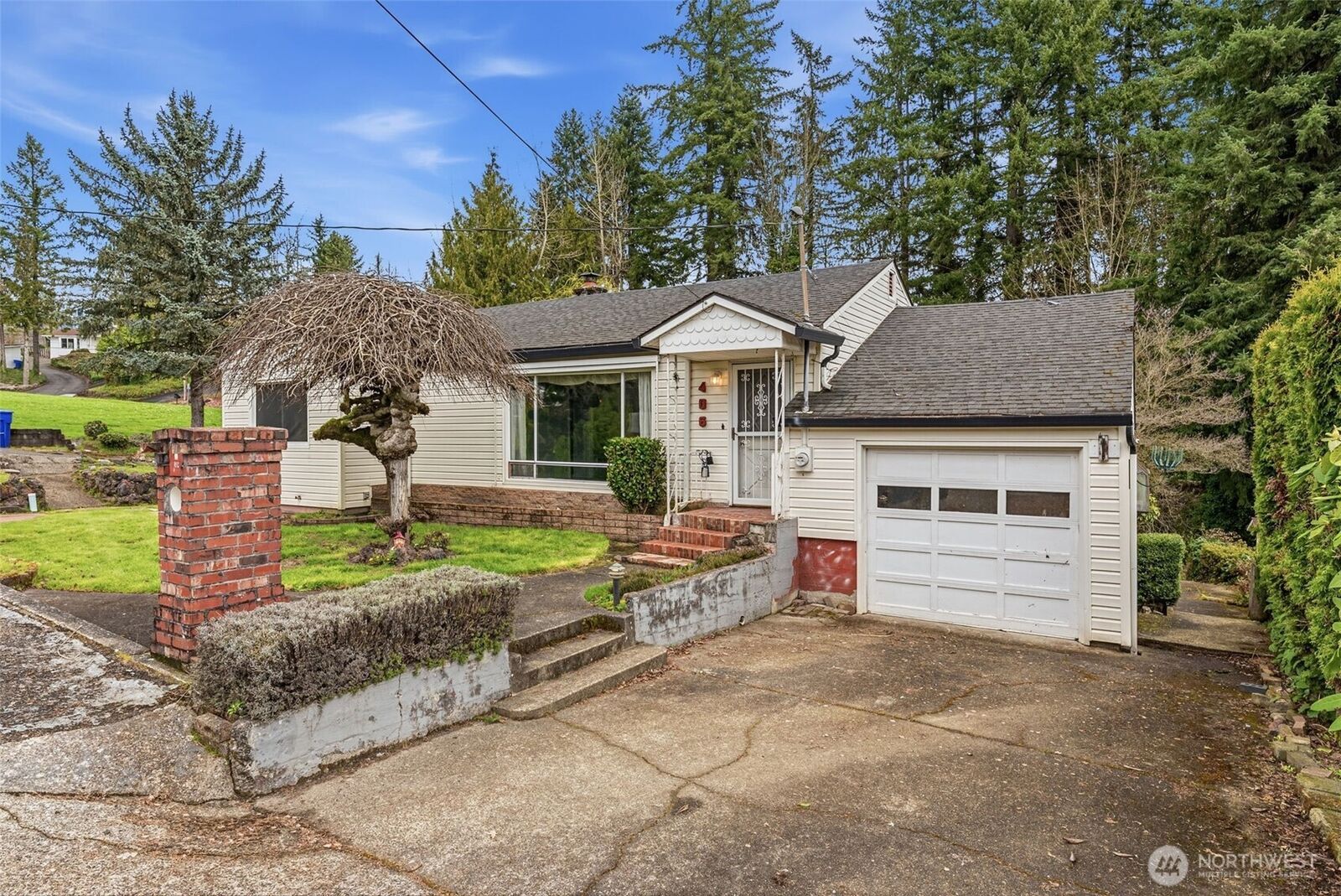 Property Photo:  406 N 19th Ave  WA 98626 