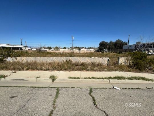 Property Photo:  1414 W Boston Ave  CA 93555 