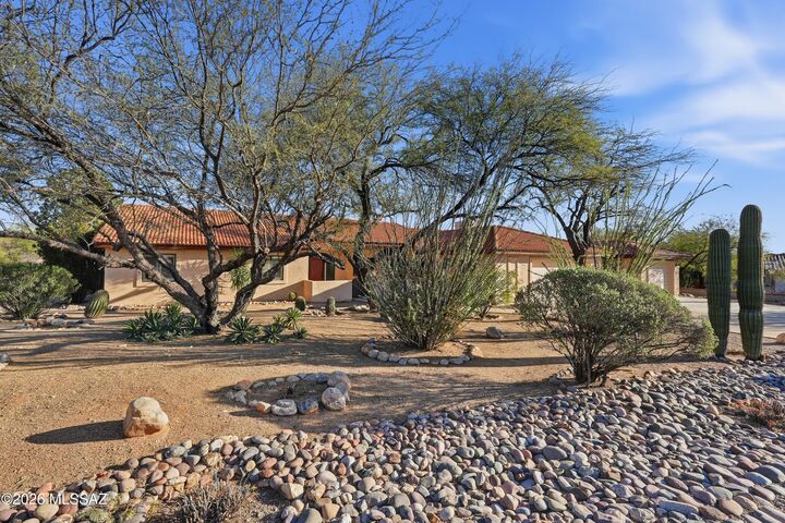Property Photo:  962 E Calle Mariposa  AZ 85718 
