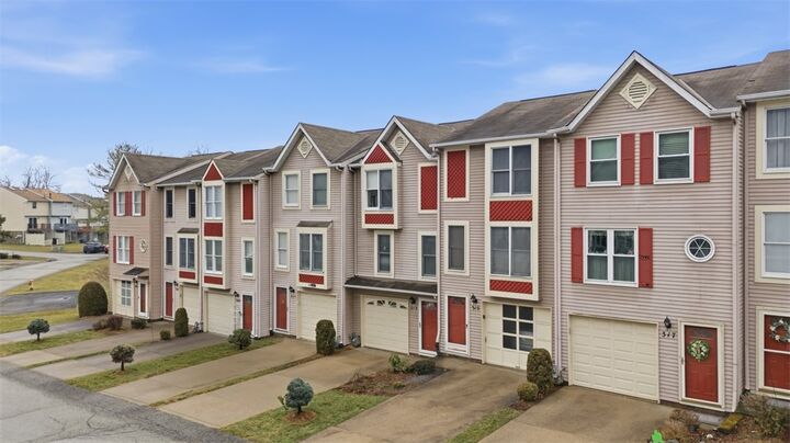 Property Photo:  313 Hamlet Ct  PA 15227 