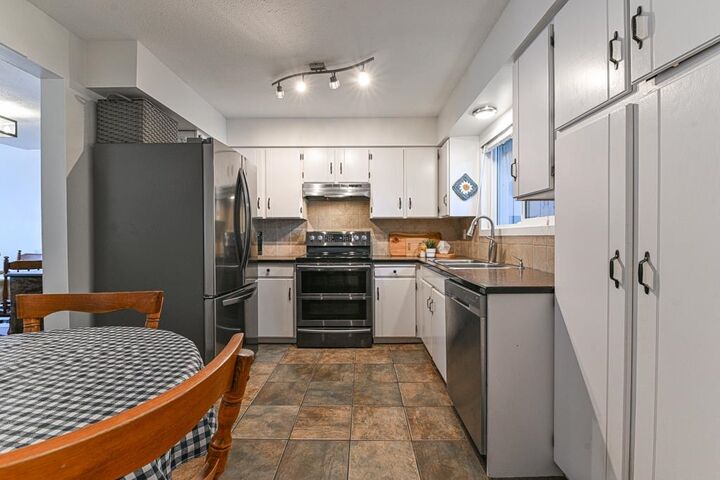 Property Photo: 32870 Bevan Way 9 BC V2S 6R3