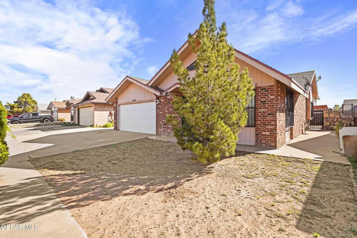 Property Photo: 10916 Rogers Hornsby Street TX 79934