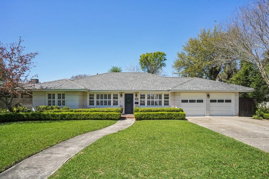 Property Photo: 644 Brockenbraugh Court LA 70005