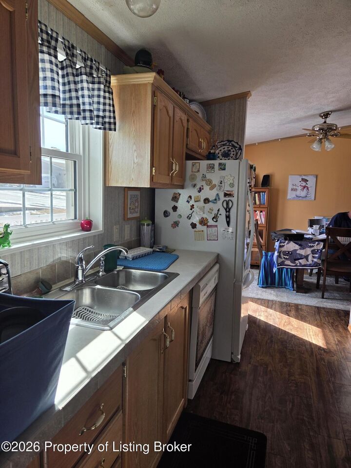 Property Photo:  1703 N Valley Loop  ND 58503 