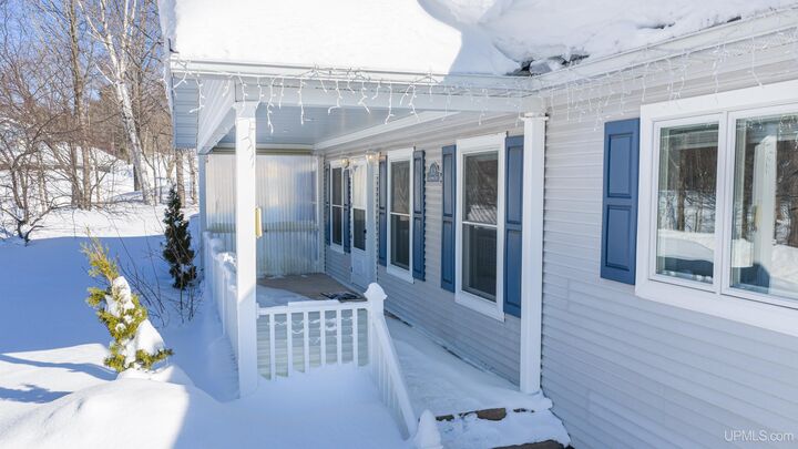 Property Photo:  1028 Crestwood Dr Drive  MI 49930 