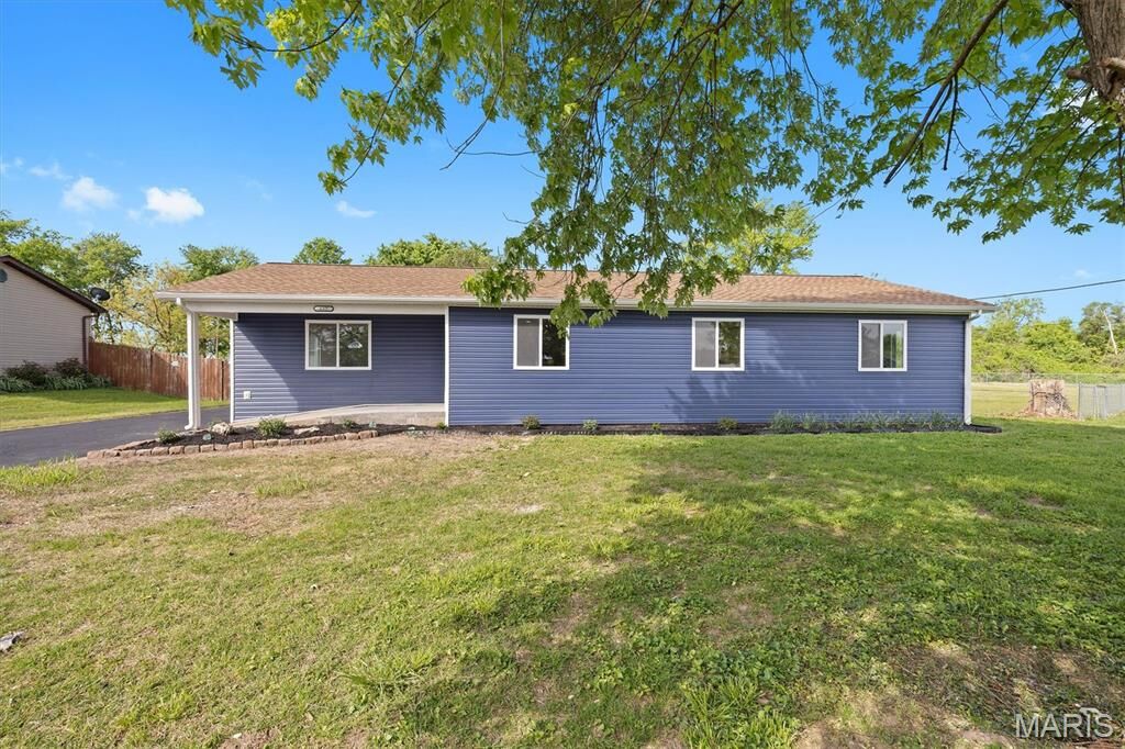 Property Photo:  685 Sand Prairie Road  IL 62040 