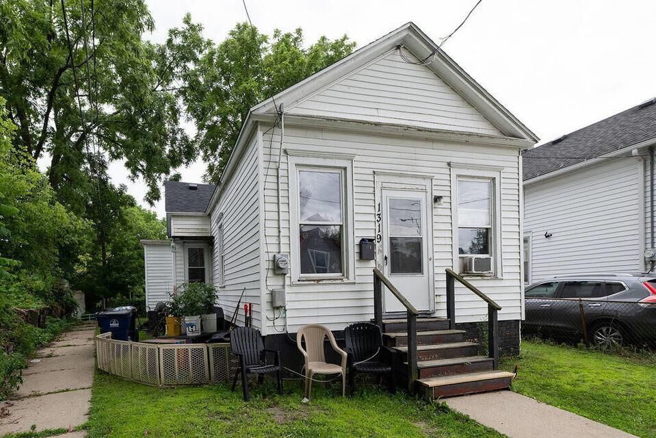 Property Photo:  1319 Maple St  WI 53404 