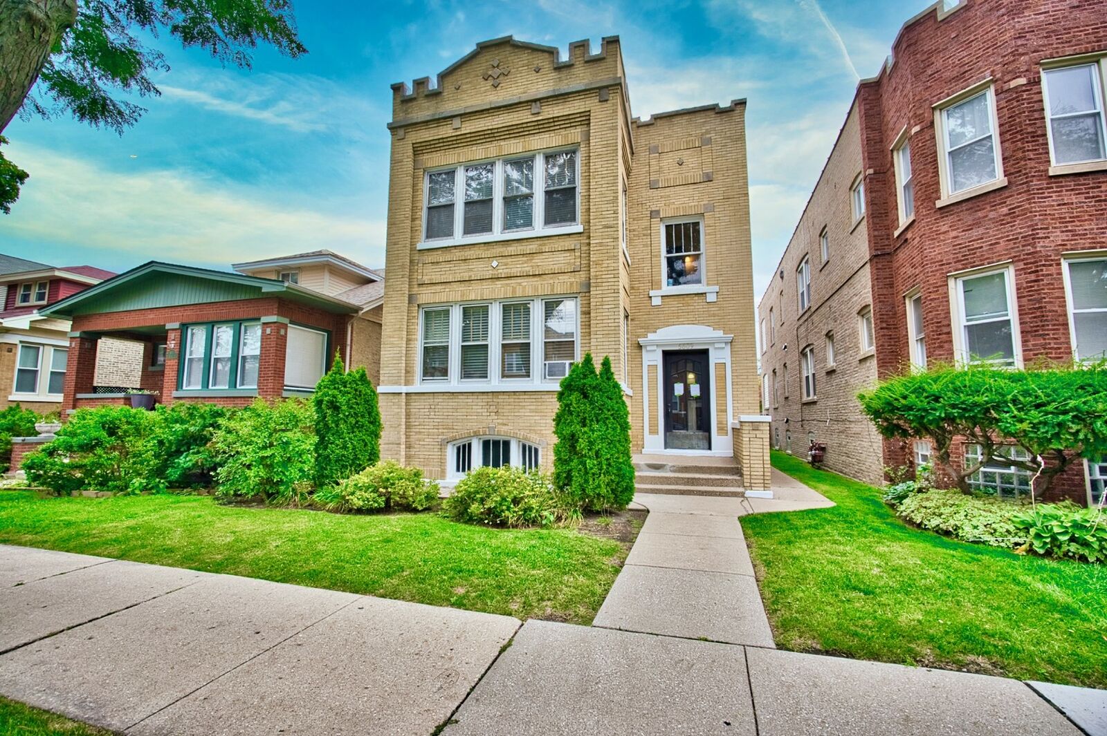Property Photo:  6609 N Artesian Avenue  IL 60645 