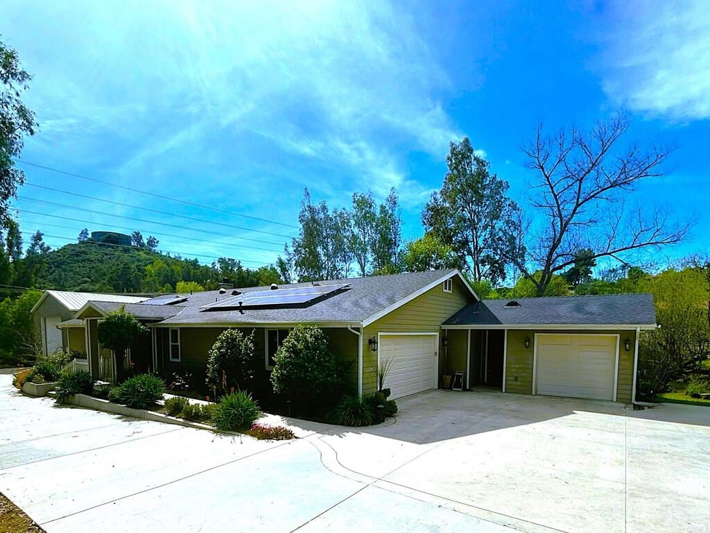 Property Photo:  2400 Kauana Loa Dr  CA 92029 