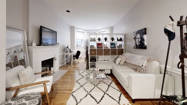 Property Photo:  125 Beacon St 1  MA 02116 