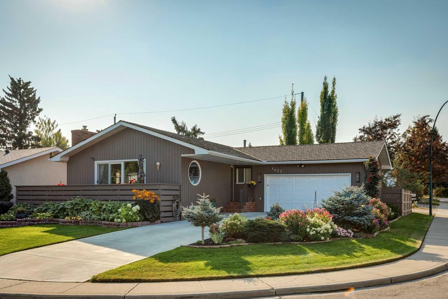 Property Photo:  1423 107 Avenue SW  AB T2W 0C1 