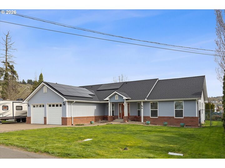 Property Photo:  561 NW Evans St  OR 97378 