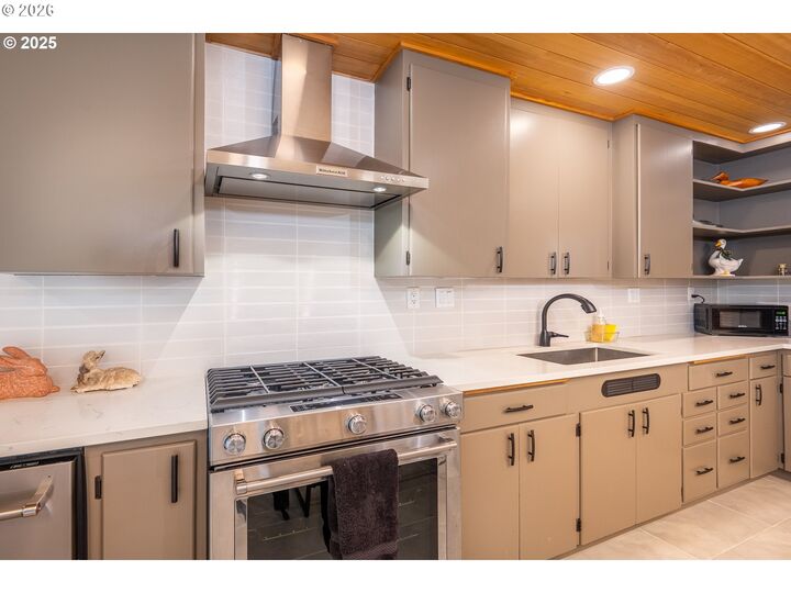 Property Photo:  2015 Eastwood Ln  OR 97401 