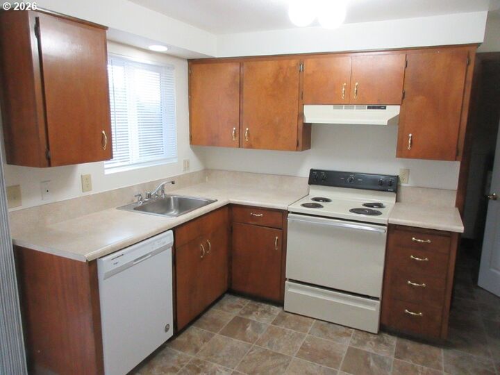 Property Photo: 174 NW Stoneway Dr OR 97304