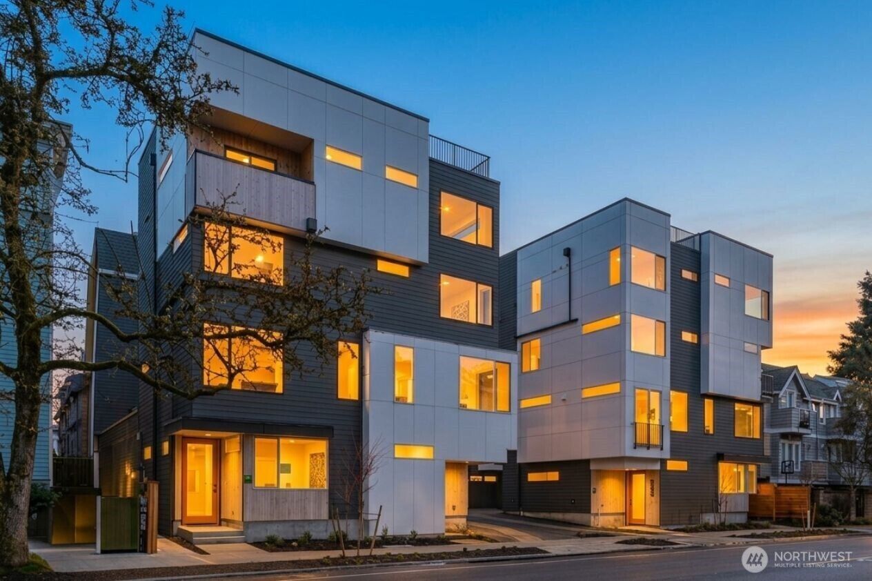 Property Photo:  1125 A  10th Avenue E  WA 98102 