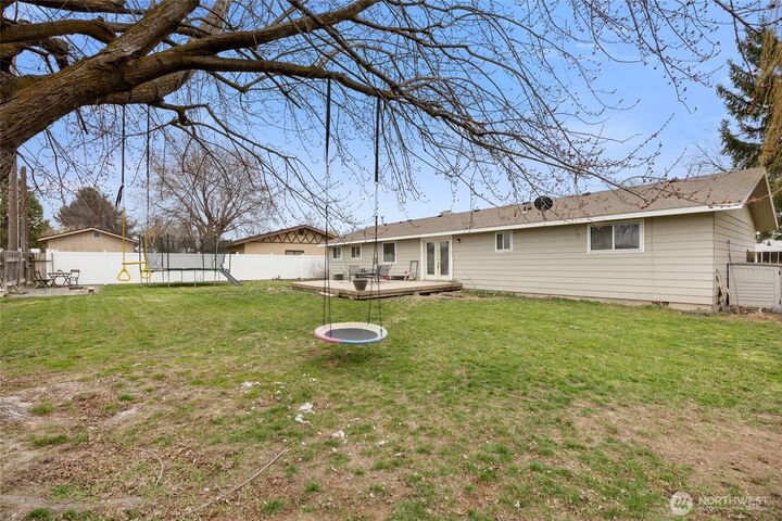 Property Photo: 915 E Elsinore Street WA 99344