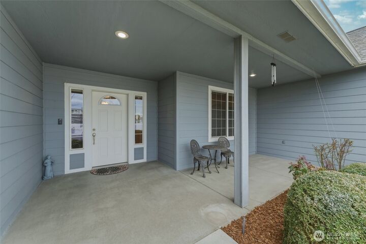 Property Photo: 803 SE Vintage Way WA 99324