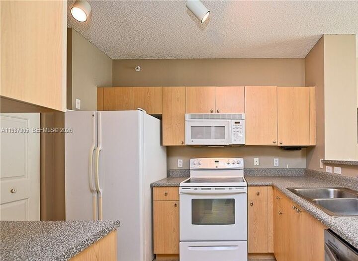 Property Photo:  8000 N Nob Hill Rd 107  FL 33321 