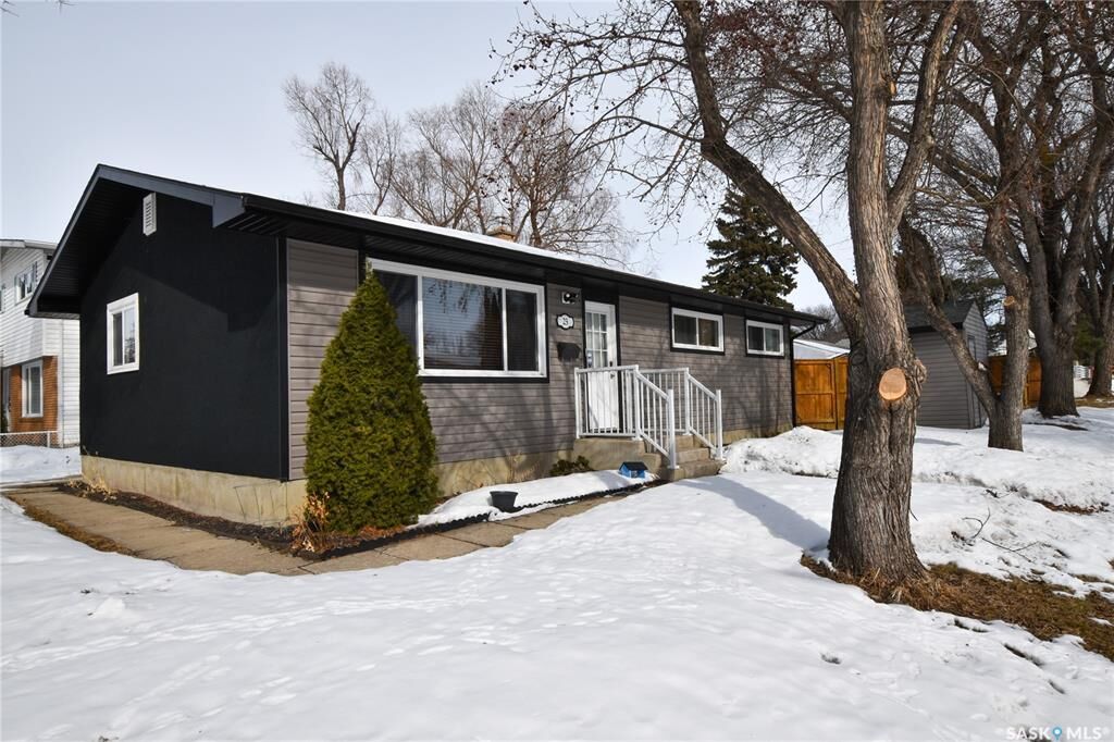Property Photo:  25 McLellan Avenue  SK S7H 3K7 