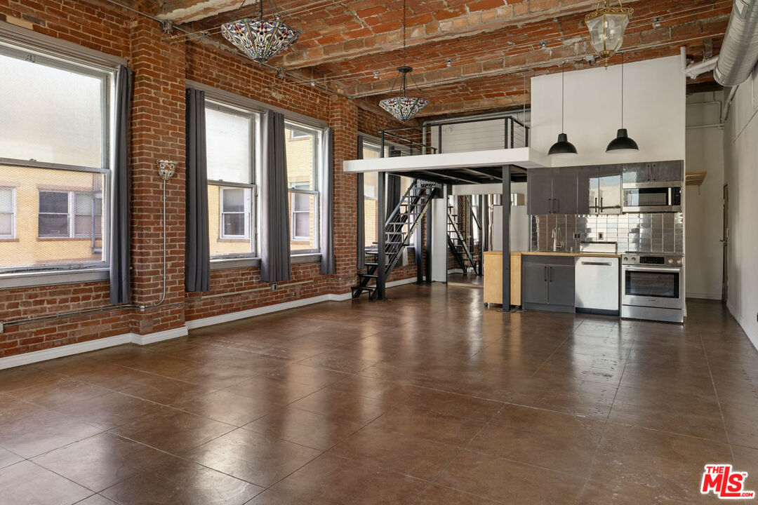 Property Photo:  215 W 7th St  CA 90014 