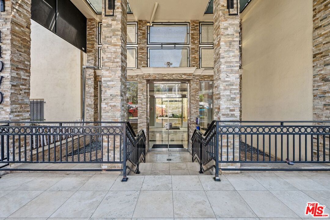 Property Photo:  11970 Montana Ave  CA 90049 