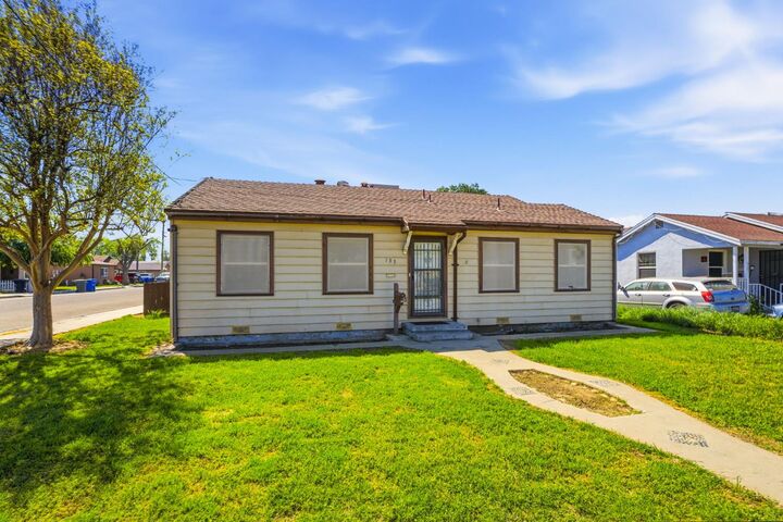 Property Photo:  133 Oleander Avenue  CA 93245 