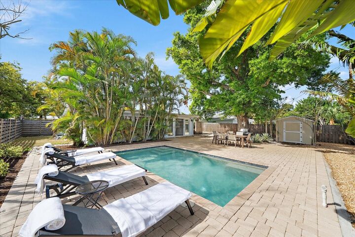 Property Photo:  2650 Leafy Lane  FL 34239 