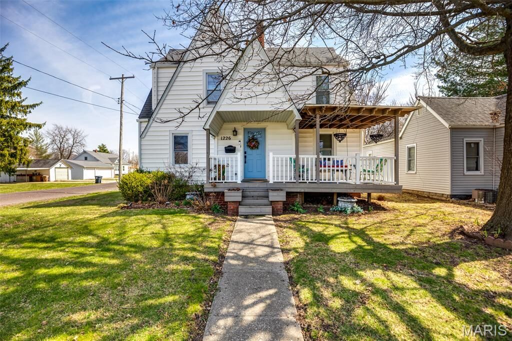 Property Photo:  1226 N Van Buren Street  IL 62056 