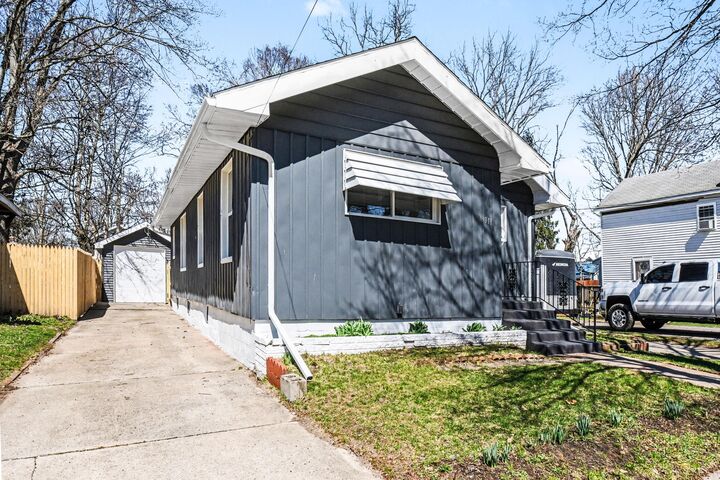 Property Photo:  911 Hickory Street  MI 49120 
