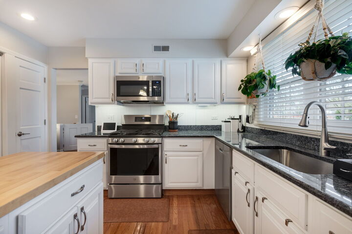 Property Photo:  933 Wheaton Oaks Drive  IL 60187 